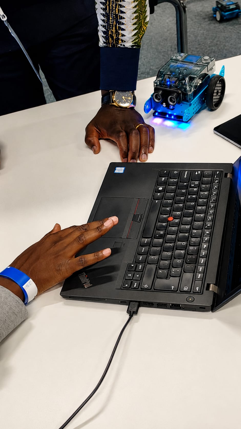 Premiers pas numériques : 12 jeunes talents relèvent le défi UPENDO Labs
