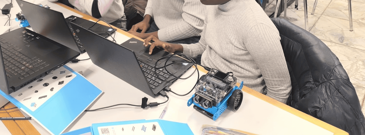 Introduction en robotique : fierté, essais et créativité chez les 5ᵉ